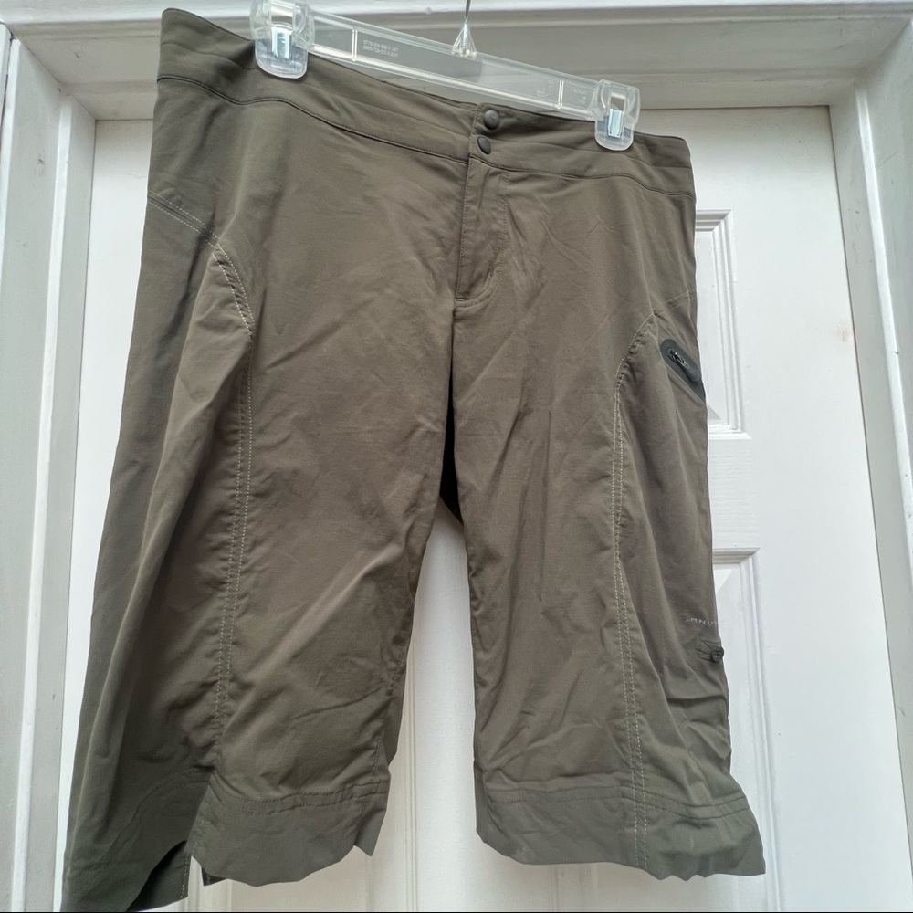 Columbia titanium women’s shorts size 8 Omni shade. Color green.